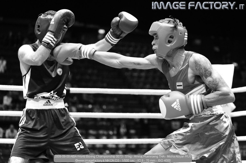 2009-09-09 AIBA World Boxing Championship 0073 - 51kg - Amnaj Ruenroeng THA - Misha Aloyan RUS.jpg